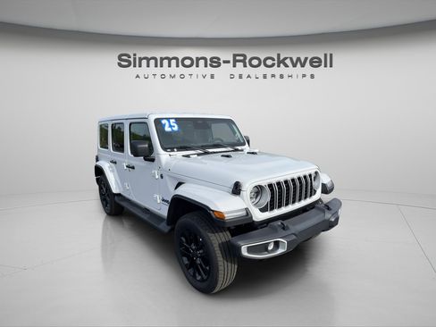 Used 2025 Jeep Wrangler Unlimited Sahara AWD/4WD image 7