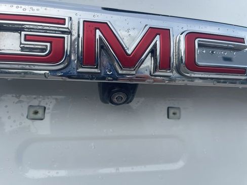 Used 2023 GMC Acadia SLE w/ Driver Convenience Package image 9