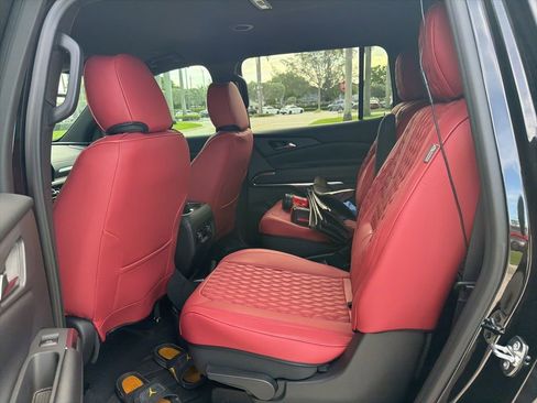 Used 2026 Chevrolet Traverse LT w/ Midnight/Sport Edition FWD image 6