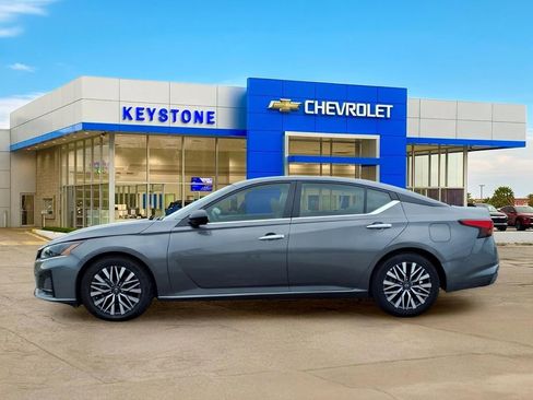 Used 2025 Nissan Altima 2.5 SV FWD image 4