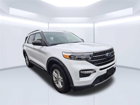 Used 2020 Ford Explorer XLT w/ Equipment Group 202A AWD/4WD image 2