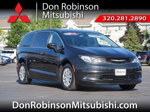 Used 2020 Chrysler Voyager L FWD image 1