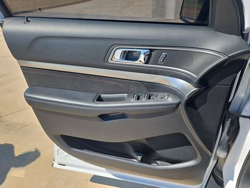 Used 2018 Ford Explorer XLT w/ Equipment Group 202A AWD/4WD image 28