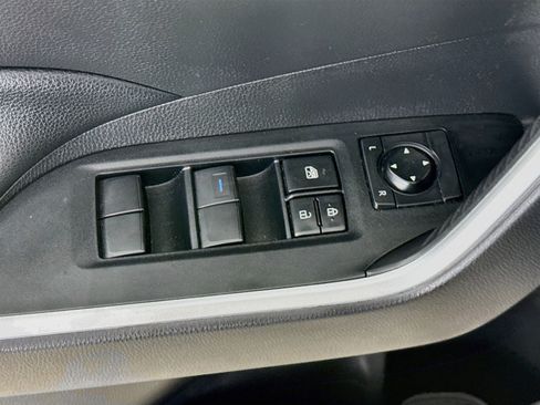 Used 2021 Toyota RAV4 LE FWD image 20