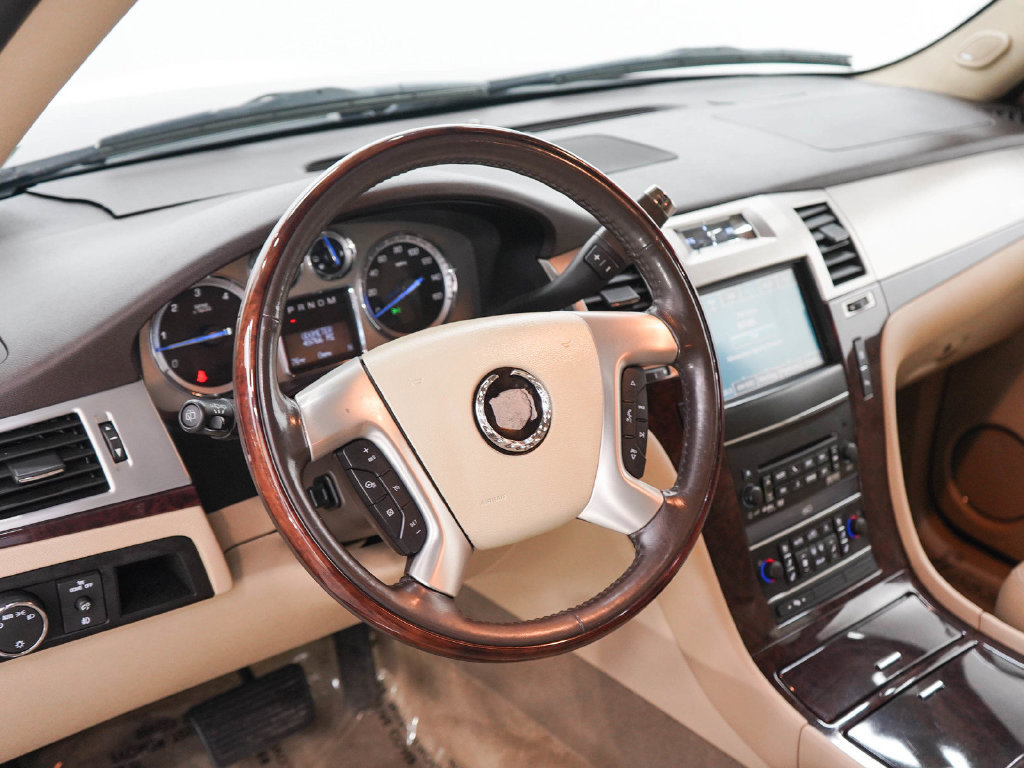 Used 2011 Cadillac Escalade Luxury AWD/4WD image 21