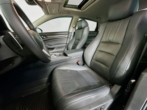 Used 2018 Honda Accord Touring image 12