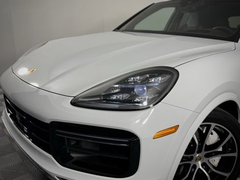 Used 2022 Porsche Cayenne Turbo image 11