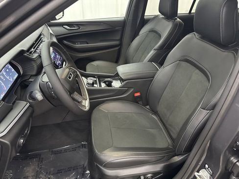 Used 2025 Jeep Grand Cherokee Altitude image 4