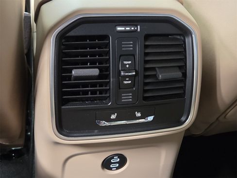 Used 2024 Porsche Macan image 12