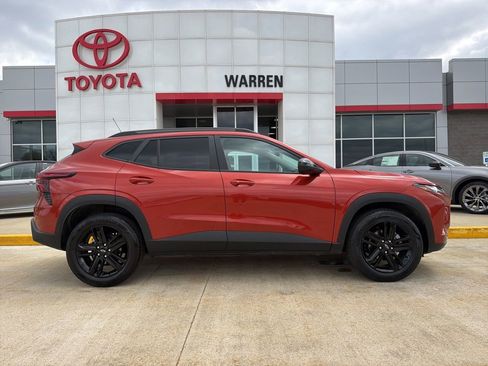 Used 2024 Chevrolet Trax ACTIV w/ Sunroof Package image 3