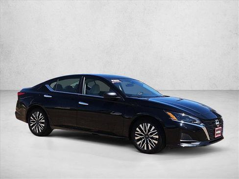 Used 2025 Nissan Altima 2.5 SV FWD image 3