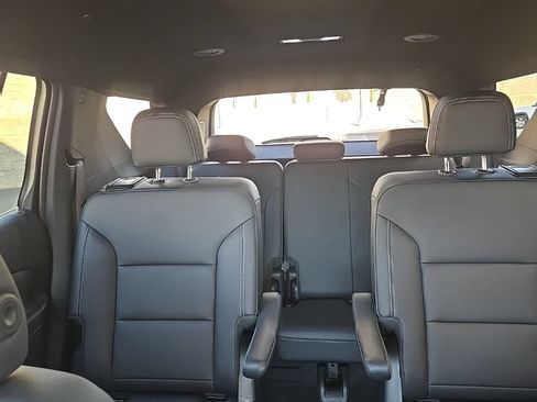 Used 2025 Chevrolet Traverse LT FWD image 31
