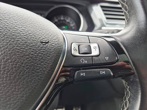 Used 2018 Volkswagen Tiguan SEL AWD/4WD image 12