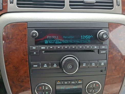 Used 2014 Chevrolet Suburban LT image 20