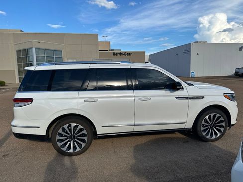 Used 2024 Lincoln Navigator Reserve AWD/4WD image 6