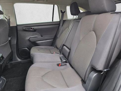 Used 2025 Toyota Highlander LE FWD image 17