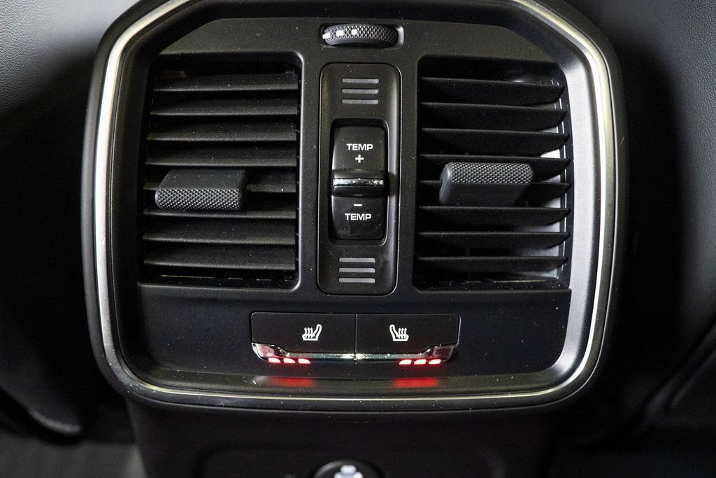 Certified 2025 Porsche Macan AWD/4WD image 37