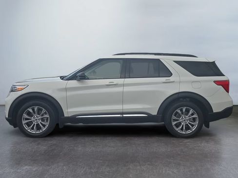 Used 2024 Ford Explorer XLT w/ Equipment Group 202A AWD/4WD image 2