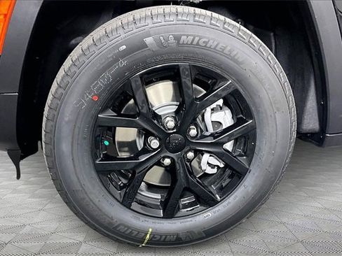 New 2025 Jeep Grand Cherokee L Altitude image 13