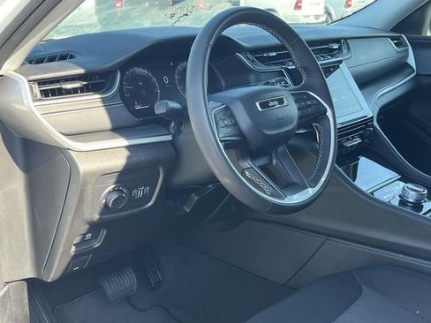 Used 2024 Jeep Grand Cherokee L Laredo image 12