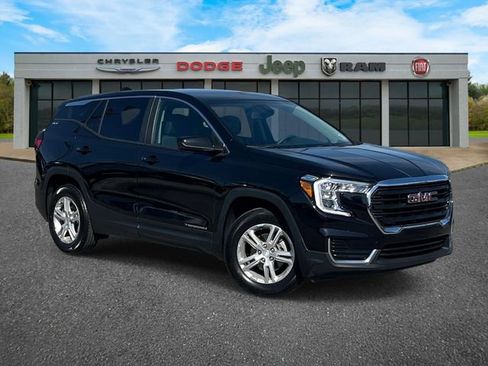 Used 2023 GMC Terrain SLE w/ LPO, Floor Liner Package FWD image 2