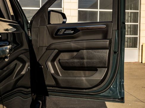 Used 2025 Chevrolet Tahoe Z71 w/ Comfort Package image 37