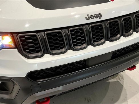 Used 2025 Jeep Compass Trailhawk w/ Trailer Tow Group AWD/4WD image 33