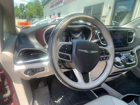 Used 2017 Chrysler Pacifica Limited w/ Advanced Safetytec Group FWD image 14