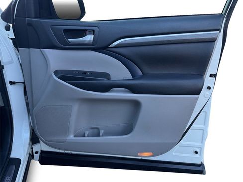 Used 2017 Toyota Highlander Limited w/ Carpet Mat Package image 20