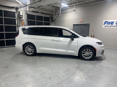 New 2026 Chrysler Pacifica Select