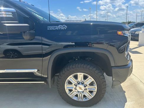 Used 2025 Chevrolet Silverado 2500 High Country w/ High Country Premium Package AWD/4WD image 2