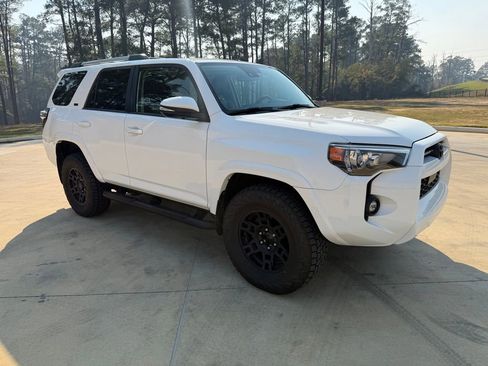 Used 2023 Toyota 4Runner SR5 Premium image 4