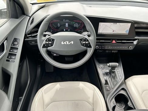 Certified 2025 Kia Niro EX FWD image 9