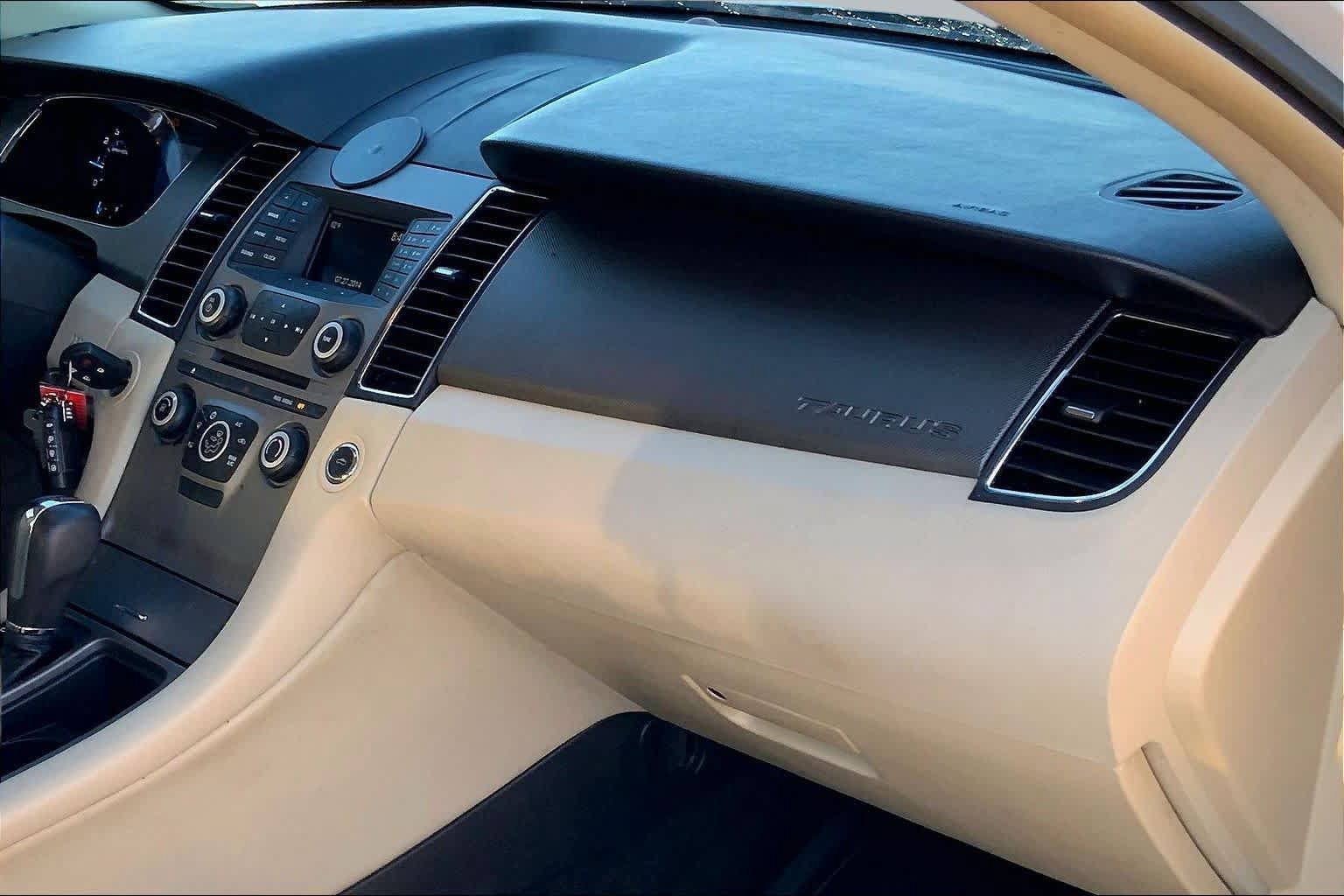 Used 2017 Ford Taurus SE FWD image 17