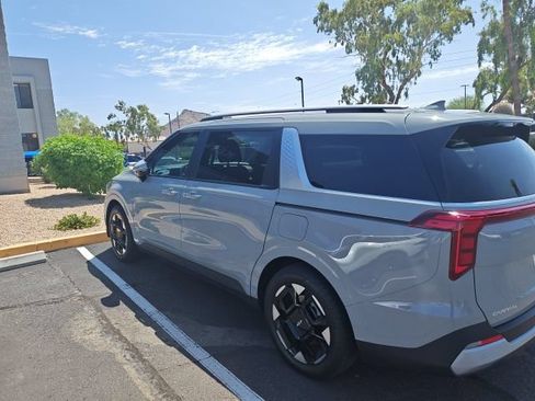 Used 2025 Kia Carnival EX FWD image 13