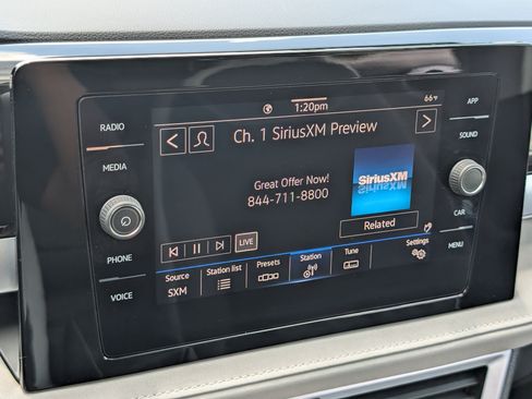 Used 2025 Volkswagen Taos SE w/ Panoramic Sunroof Package FWD image 28
