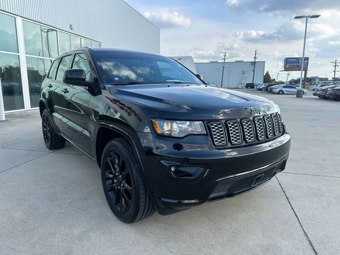 Used 2022 Jeep Grand Cherokee Laredo X image 3