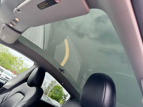 Used 2025 Tesla Model Y Long Range RWD image 29