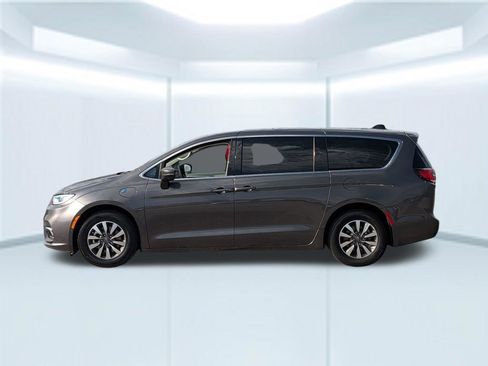 Used 2023 Chrysler Pacifica Touring-L FWD image 2