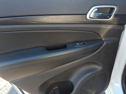 Used 2019 Jeep Grand Cherokee Altitude image 21