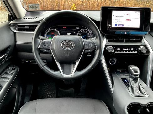Used 2023 Toyota Venza LE image 5