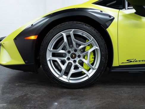 Used 2024 Lamborghini Huracan Sterrato image 6