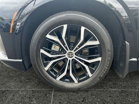 Used 2025 Toyota Crown Signia AWD/4WD image 4