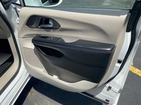 Used 2022 Chrysler Pacifica Touring-L FWD image 39