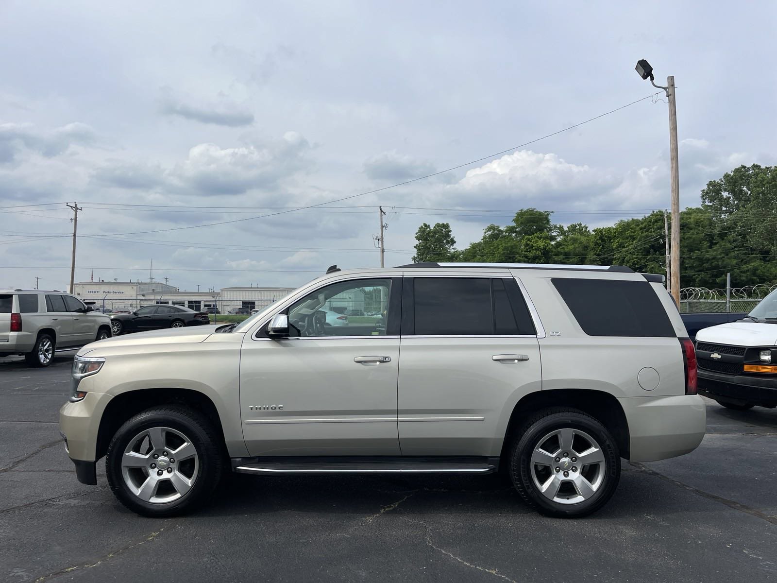 Used 2015 Chevrolet Tahoe LTZ RWD image 2