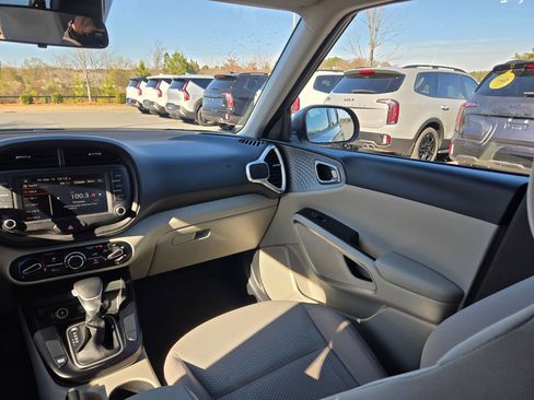 Certified 2025 Kia Soul LX w/ LX Technology Package image 11