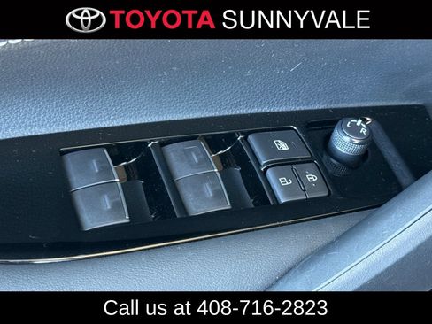 Used 2023 Toyota Corolla SE w/ SE Premium Package FWD image 18