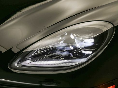 Certified 2022 Porsche Macan S AWD/4WD image 11