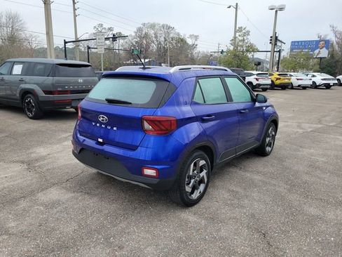 Used 2025 Hyundai Venue Limited image 2