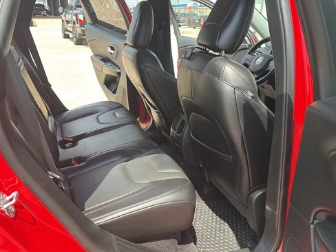 Used 2019 Jeep Cherokee Trailhawk AWD/4WD image 24